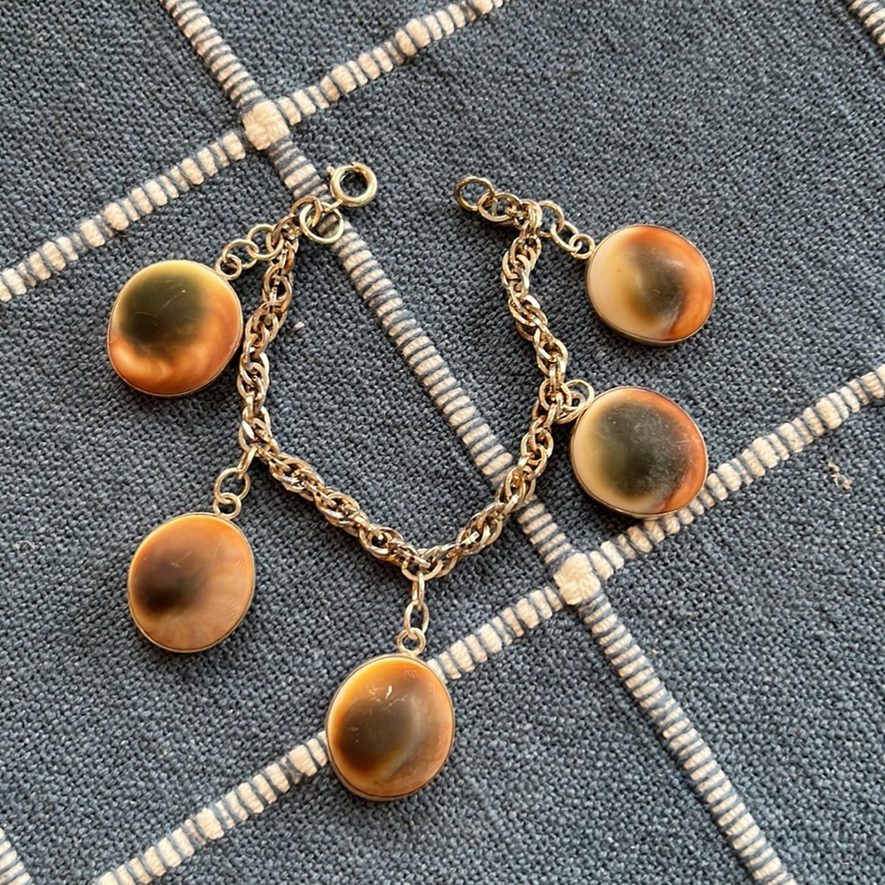 Bracelet in sterling silver with tiger eye.